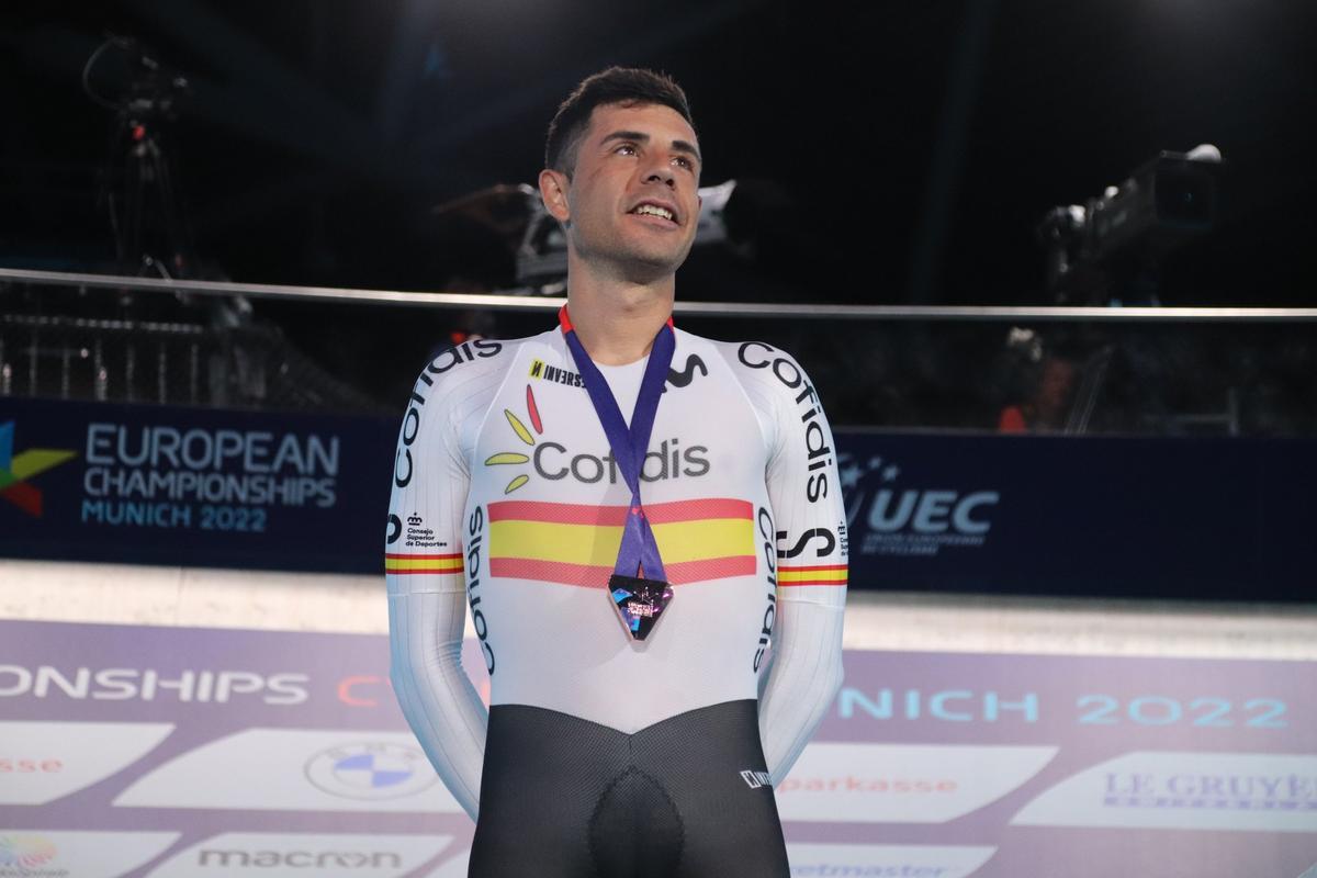 Sebastián Mora, con una medalla de bronce