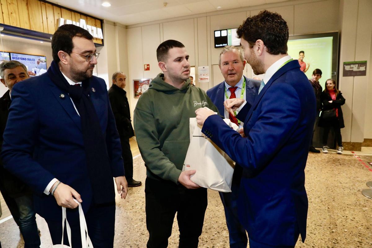 Así fue el recibimiento del pasajero dos millones en el aeropuerto de Asturias.