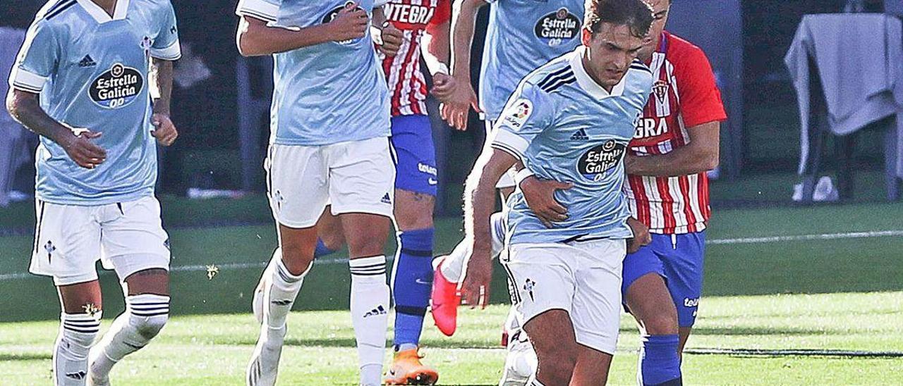 Brais, Fontán y Juncà observan la disputa por el balón de Denis con un jugador del Sporting.