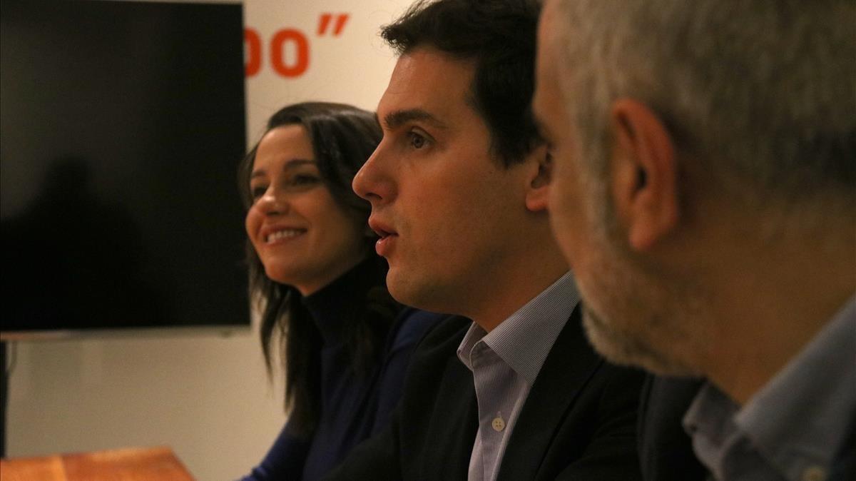 Albert Rivera, Inés Arrimadas y Carlos Carrizosa reunidos con los representantes de Societat Civil Catalana.