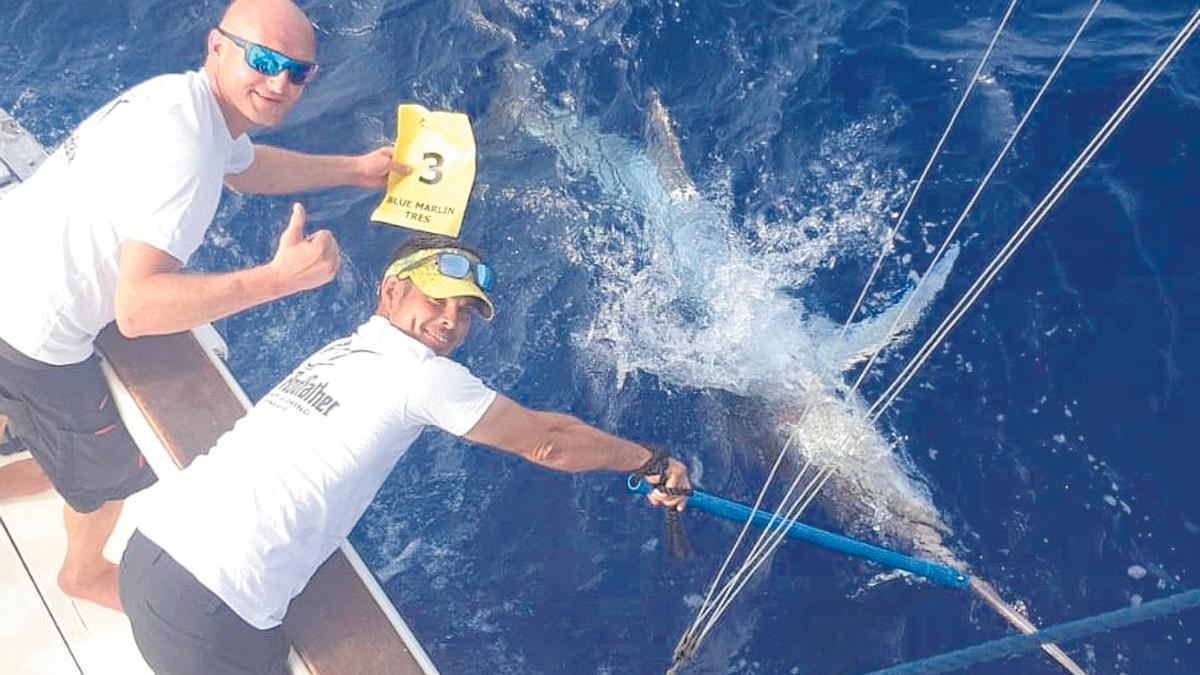 Dos participantes en el I Open Internacional de Pesca de Altura de Gran Canaria celebran el momento en el que realizan una captura en la jornada del sábado