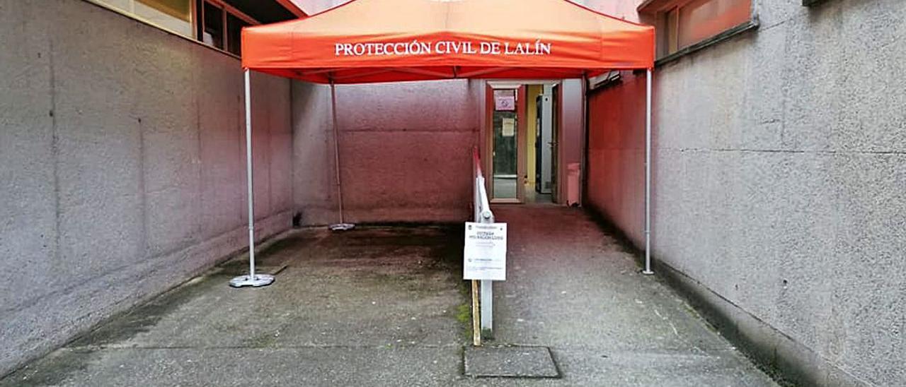Carpa de Protección Civil de Lalín en el acceso al área del ambulatorio habilitada para las vacunaciones.