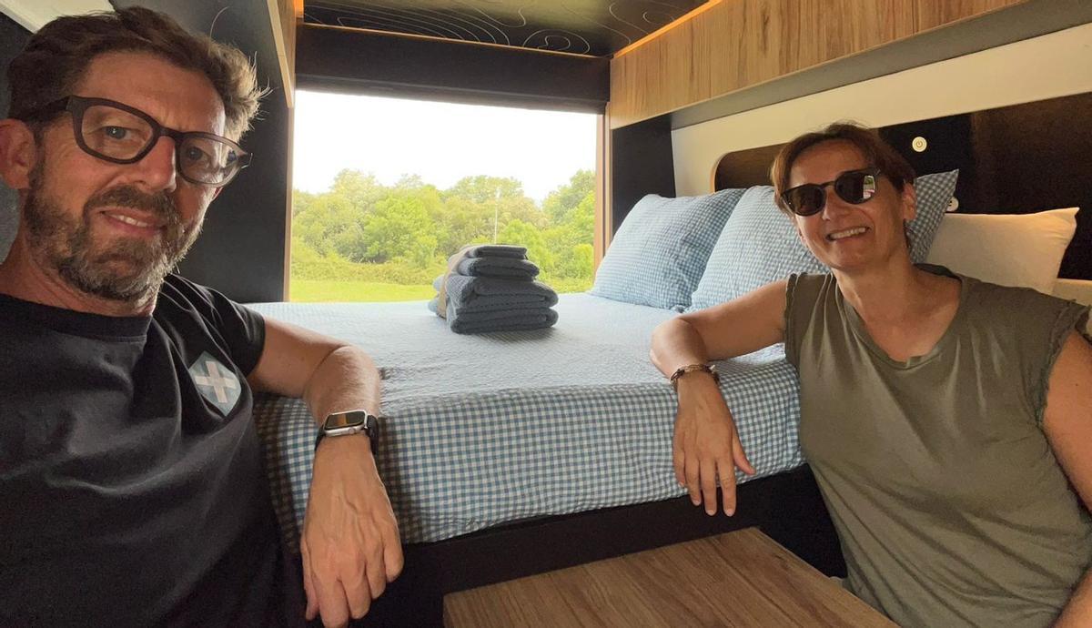 Pablo Gallego muestra el interior de una de las autocaravanas de «Amanece donde quieras». | FDV