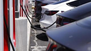 La deducción del 15% por compra de coches eléctricos se extenderá a híbridos y a motos