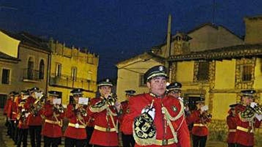 Integrantes de la Banda interpretan una obra durante un desfile.