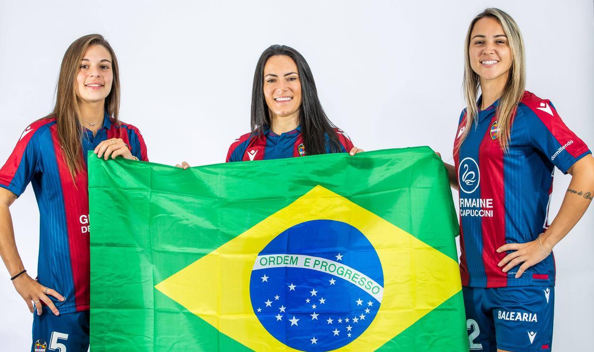 Gio Queiroz junto Jucinara y Crivelari