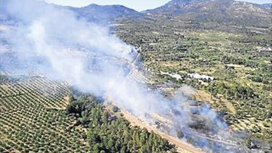 Cortan el paso del tren por un fuego en Caudiel