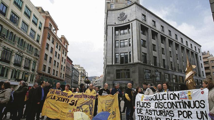 Protesta de trabajadores de Correos el pasado mes de abril por los despidos.