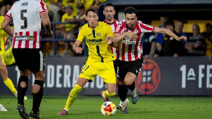 Luismi Luengo disputa el balón a un jugador del Villarreal B