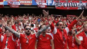 Un grupo de aficionados austriacos en el partido ante Portugal.