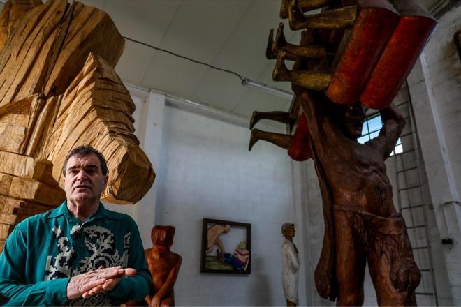 O escultor Francisco Leiro, rodeado da súa obra en Cambados