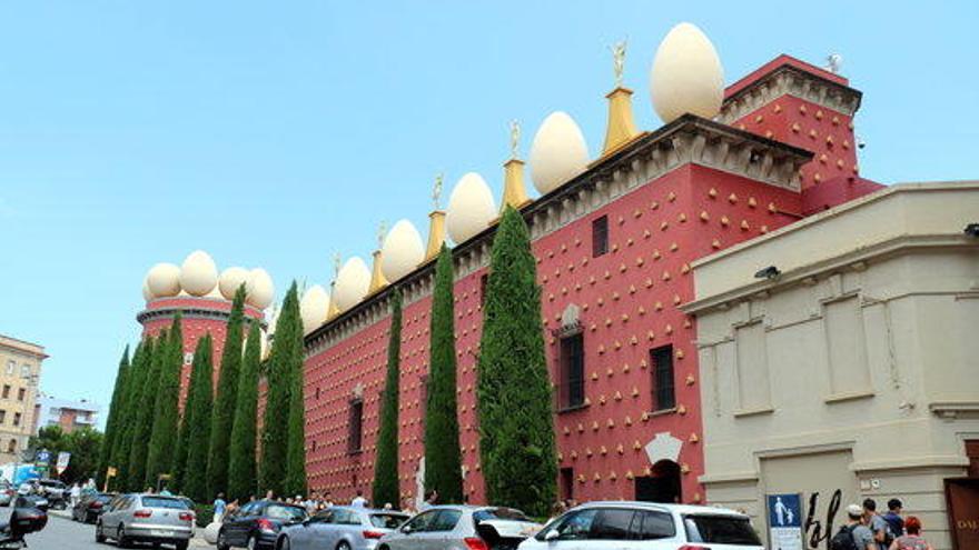 Vista general d&#039;una de les façanes més emblemàtiques del Teatre-Museu Dalí