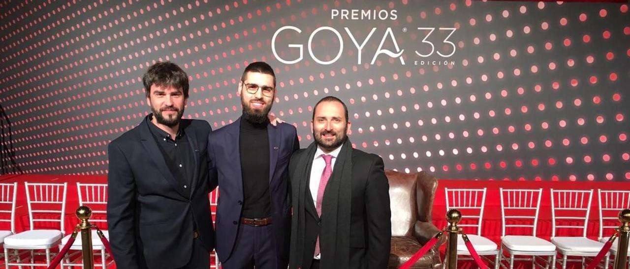 Joan Bover, a la izquierda, con Carles Bover y Marcos Cabotá en los Goya 2019