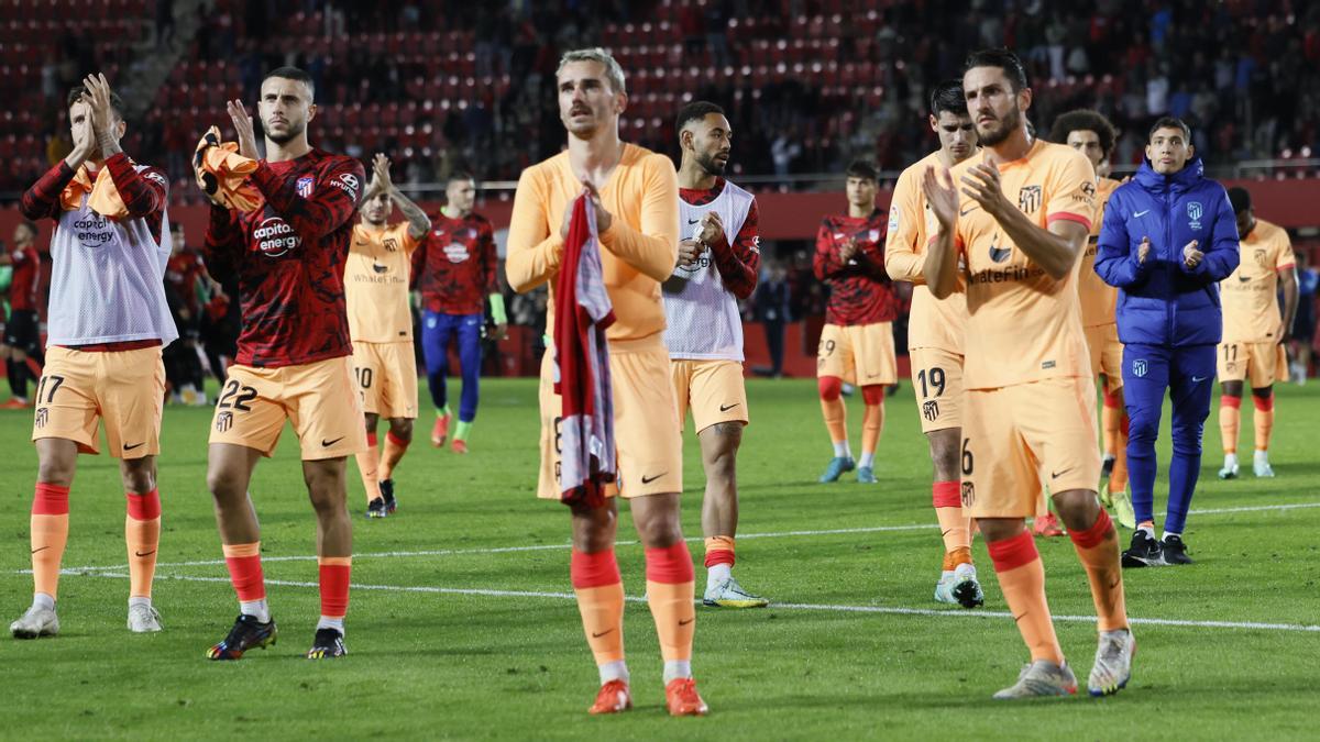 Los jugadores del Atlético saludan a sus aficionados tras perder este miércoles ante el Mallorca en Son Moix.