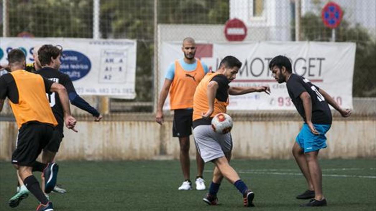 FÚTBOL Y CERVEZASEs el leitmotiv de CeleBreak: combinan fútbol y fiesta, como las estrellas de verdad. Organizan 4 o 5 partidos al día con un «tercer tiempo» entre cervezas.