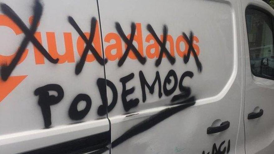 Una furgoneta de Ciudadanos amanece con pintadas y la palabra Podemos escrita