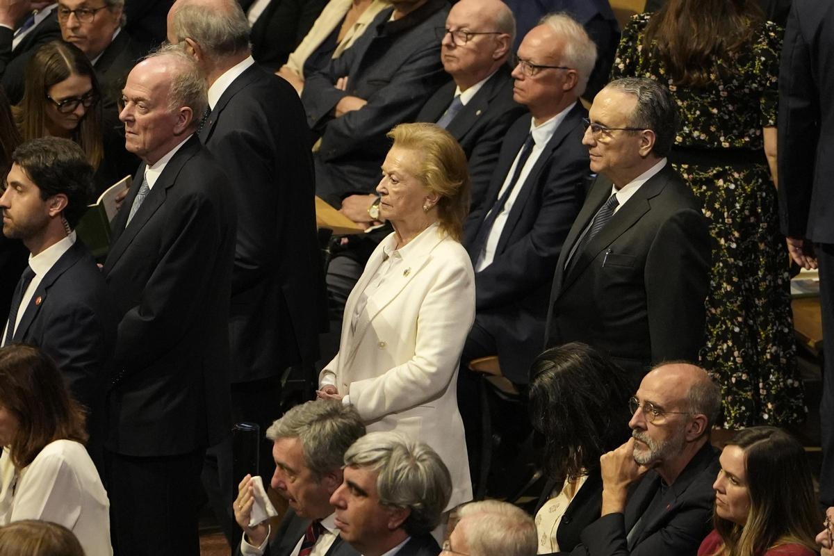 Arantza Sarasola, vicepresidenta de Prensa Ibérica, y Javier Moll, presidente de Prensa Ibérica, durante la misa oficiada en la Sagrada Família.