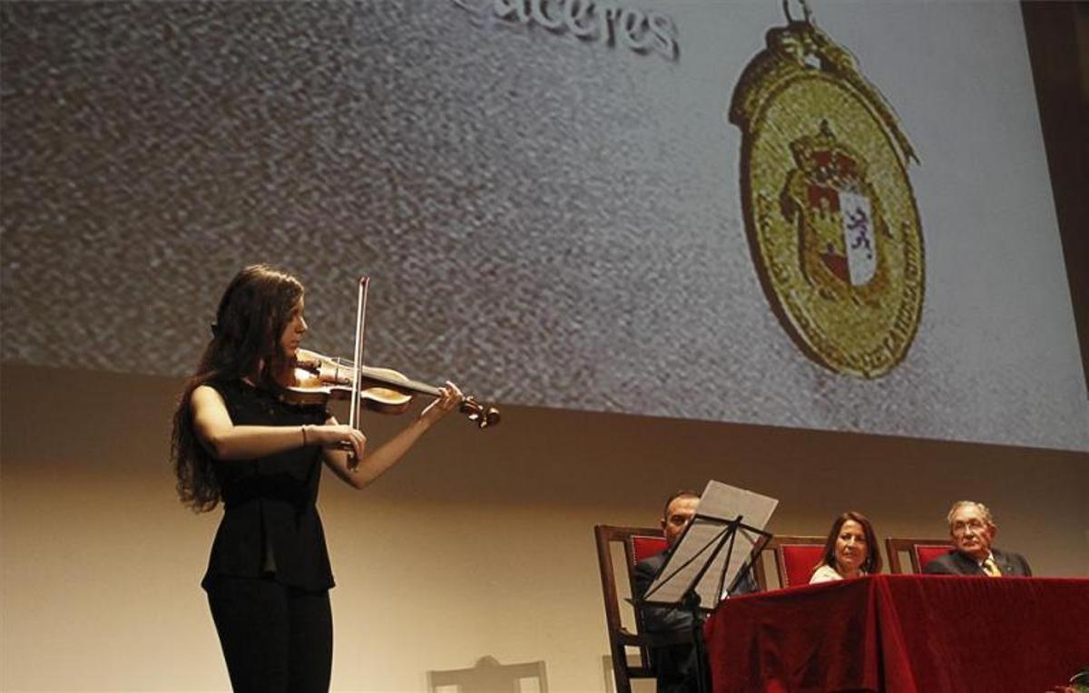 El Brocense se une al selecto club de los que poseen la Medalla de Cáceres