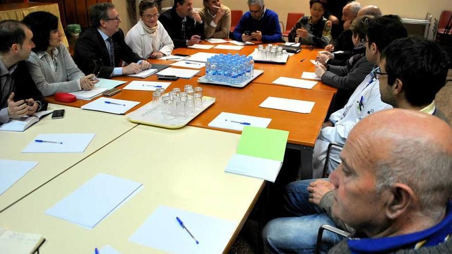 Los alcaldes de la comarca, reunidos en la mañana de ayer con el Consejero de Sanidad.