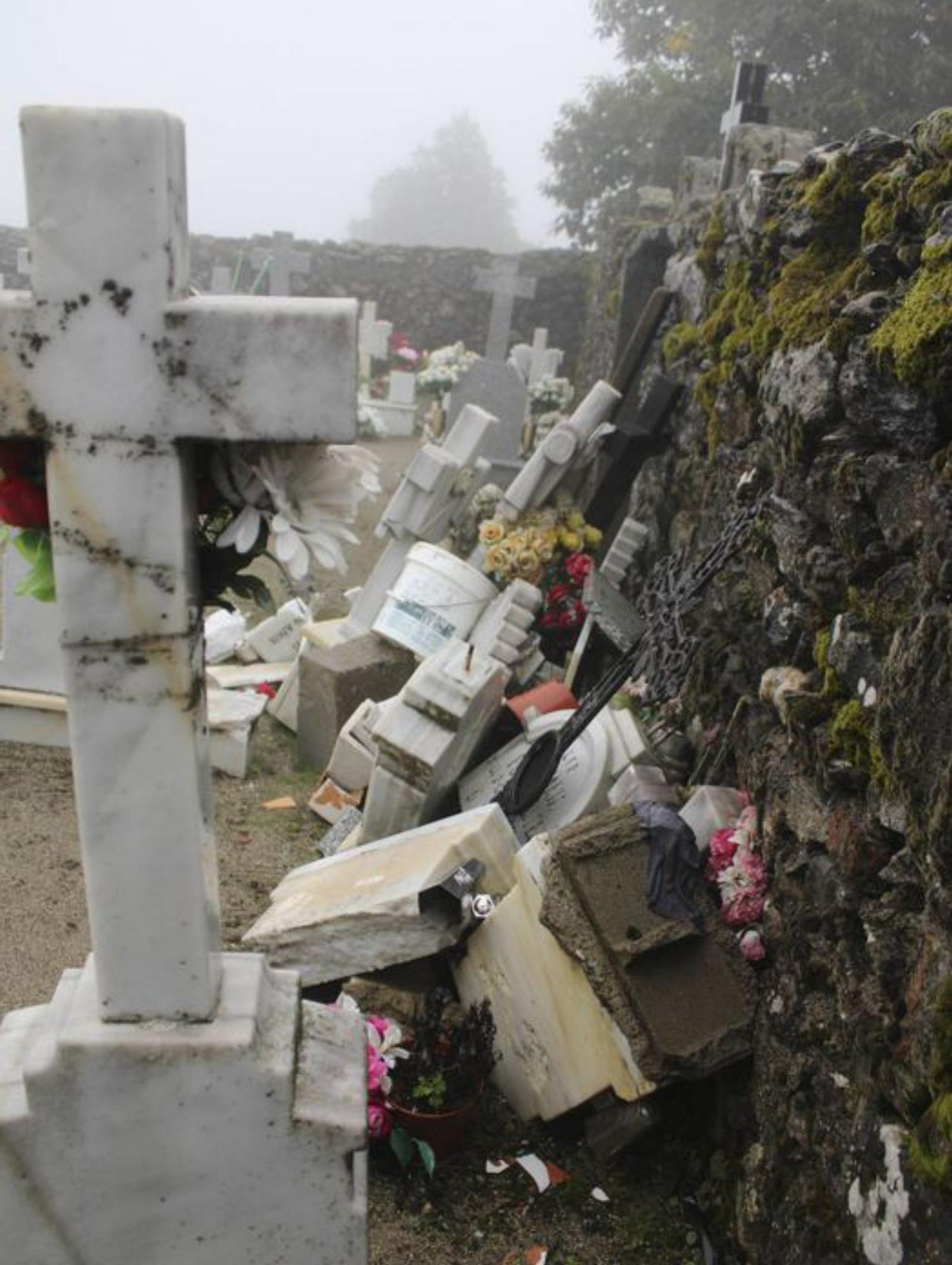 Cruces y lápidas apiladas tras ser retiradas para dejar espacio a nuevos enterramientos.