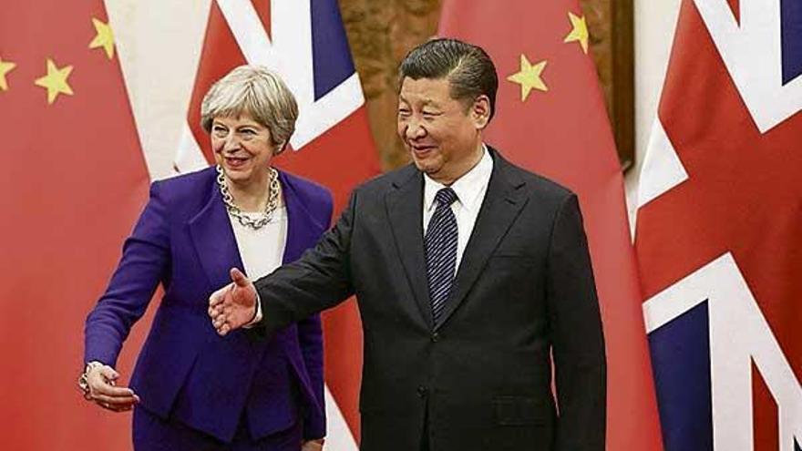 Theresa May y el presidente chino, Xi Jinping, ayer en Pekín.  // Reuters