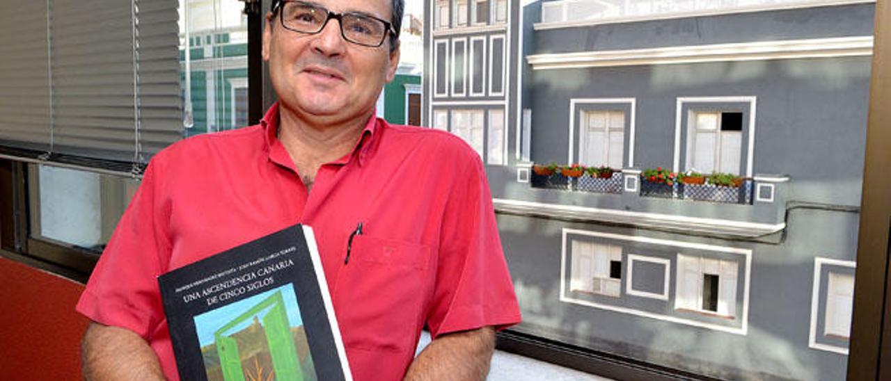 Faneque Hernández con su libro &#039;Una ascendencia canaria&quot;.