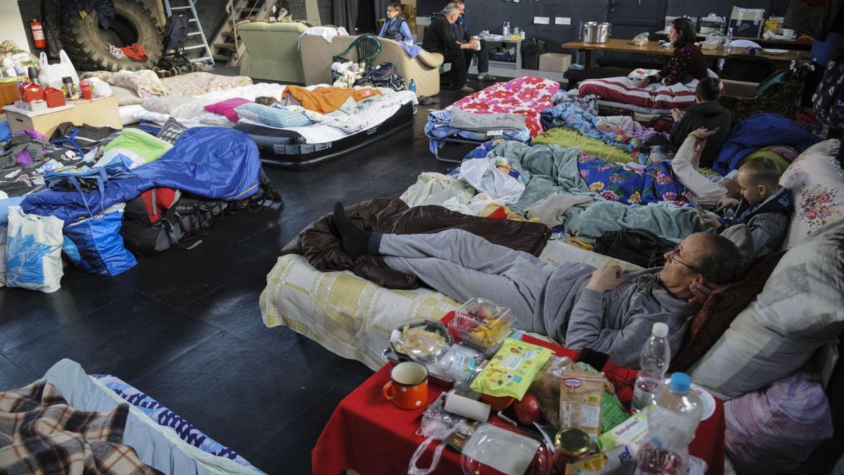 Diversos desplaçats descansen en un refugi de la ciutat de Lviv