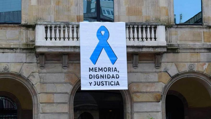 Un lazo azul en el balcón consistorial recuerda a las víctimas de ETA