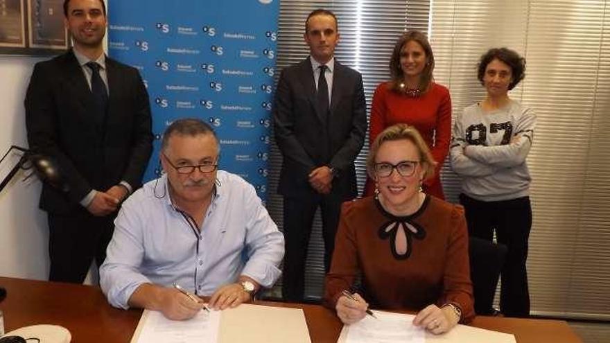 El presidente de ASENA, Juan García Rodríguez, y Maria Fe Novo, directora de zona del banco, durante la firma del convenio.