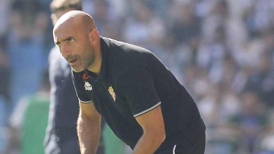 Abelardo, entrenador del Sporting, en Riazor.