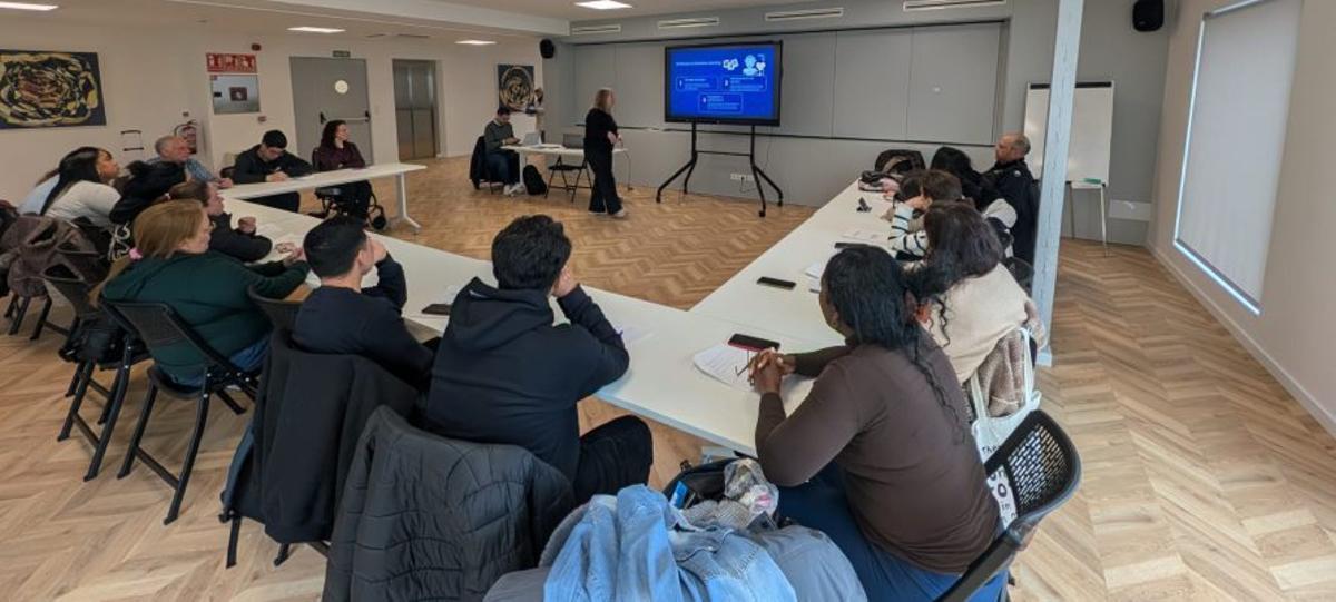Asistentes a la primera sesión del curso.