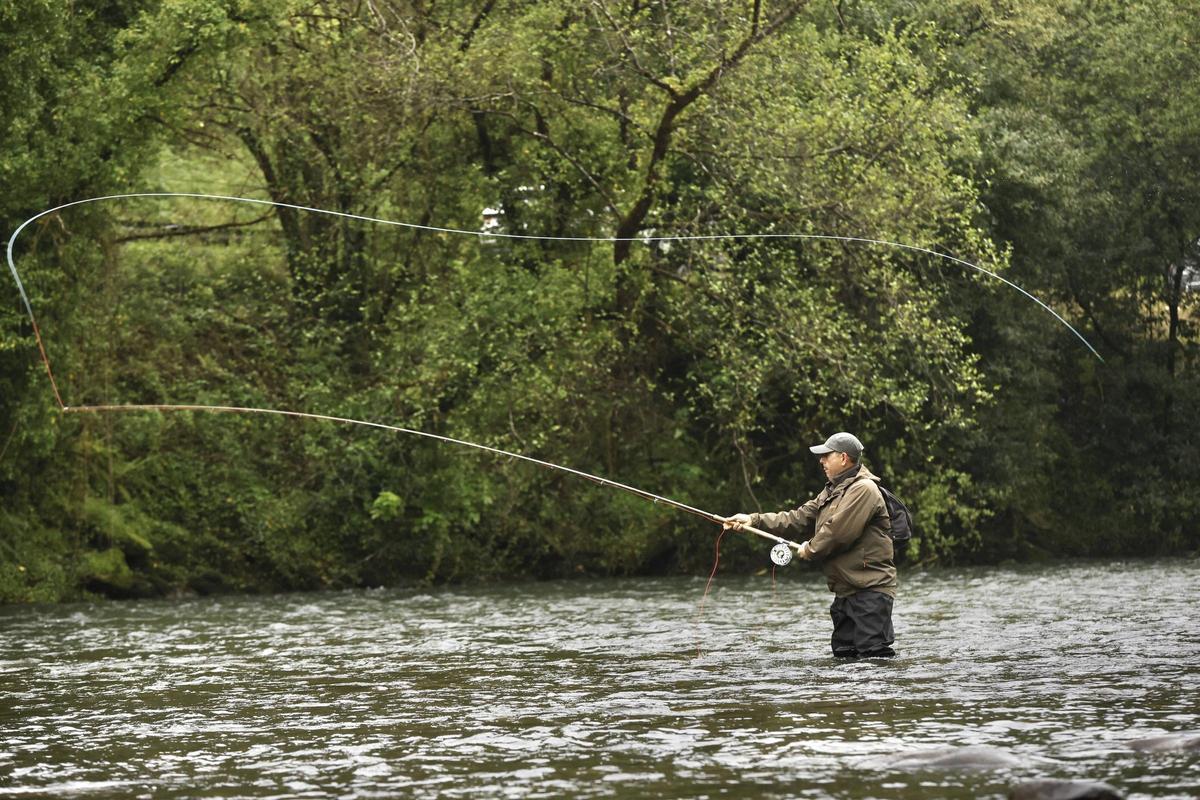 Un pescador en el río Narcea en una imagen de archivo