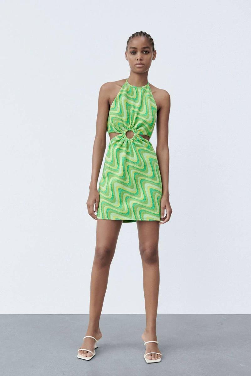 Vestido verde estampado, con cuello 'halter', aberturas 'cut out' y anilla, de Zara