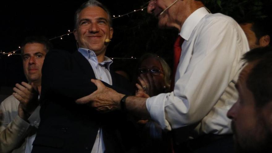 Francisco de la Torre inició la campaña junto a Bendodo en Pedregalejo. En un lugar conocido de la zona, el Bar Tití.