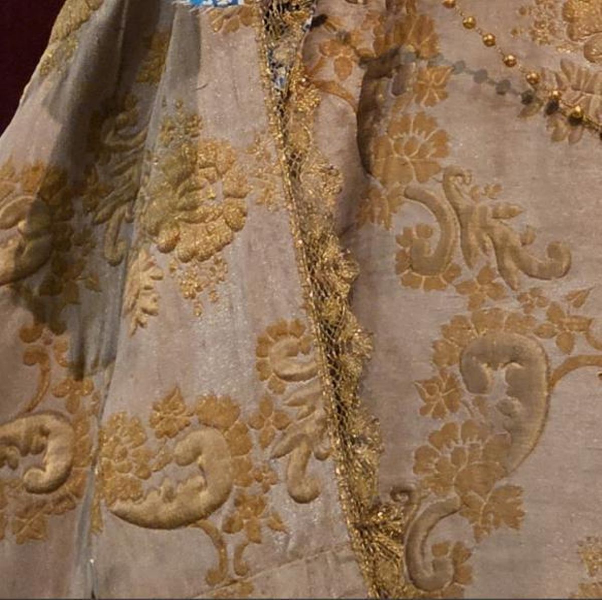 Joya textil de la Virgen del Yermo de Zamora.