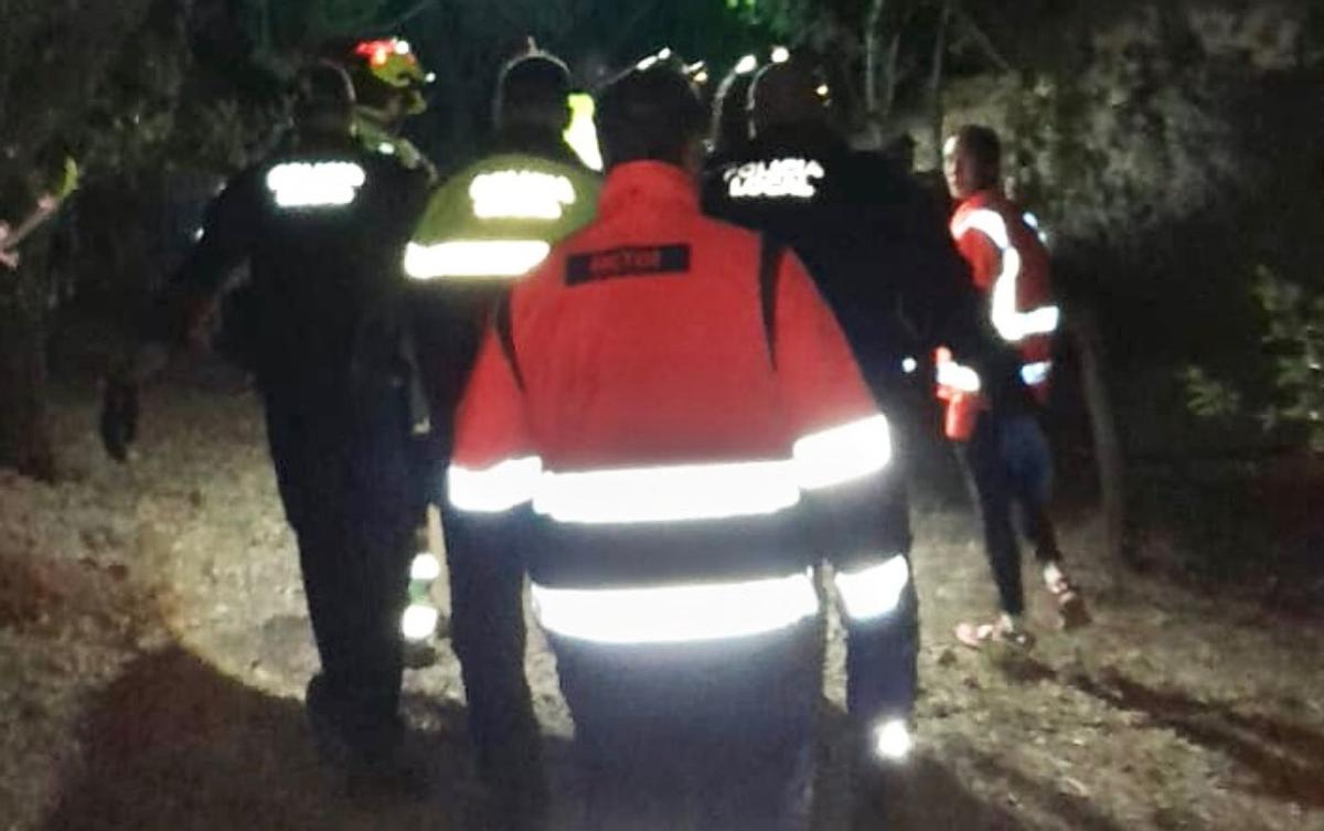Efectivos de bomberos y Policía Local de la Vall d'Uixó tras localizar al herido.