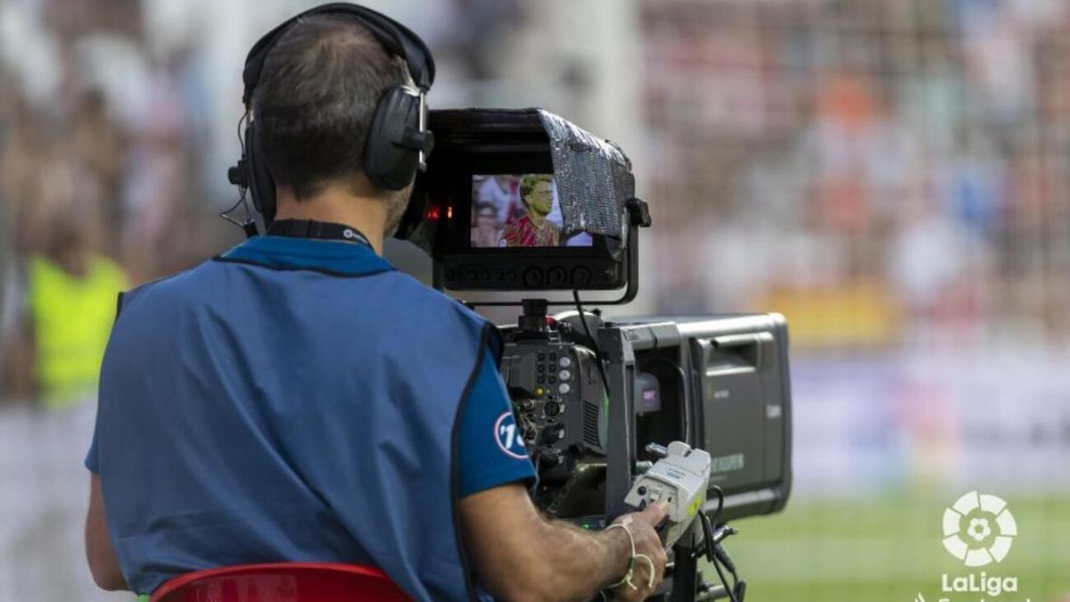 Un operador de cámara de televisión durante la retransmisión de un partido