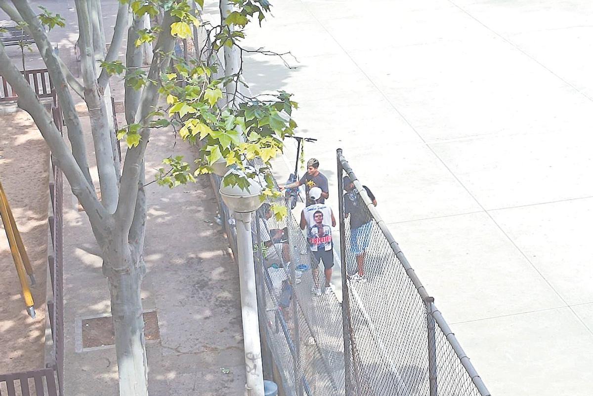 Pelea de varios jóvenes en una de las pistas deportivas del barrio de Son Oliva.