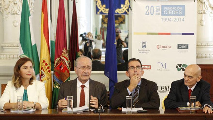 Un momento de la rueda de prensa, en el Salón de los Espejos del Ayuntamiento.