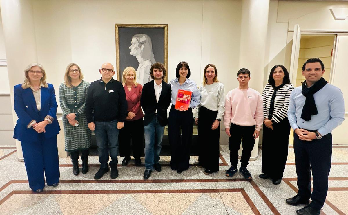 El equipo del VRAIN de la UPV que ha realizado el informe 'Inteligencia Artificial y empleo; perspectiva territorial y de género', entregando el estudio a la ministra Diana Morant.