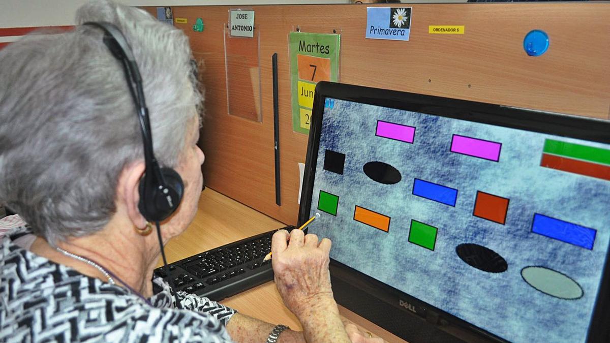 Una usuaria de un taller para enfermos de alzheimer en Vigo.