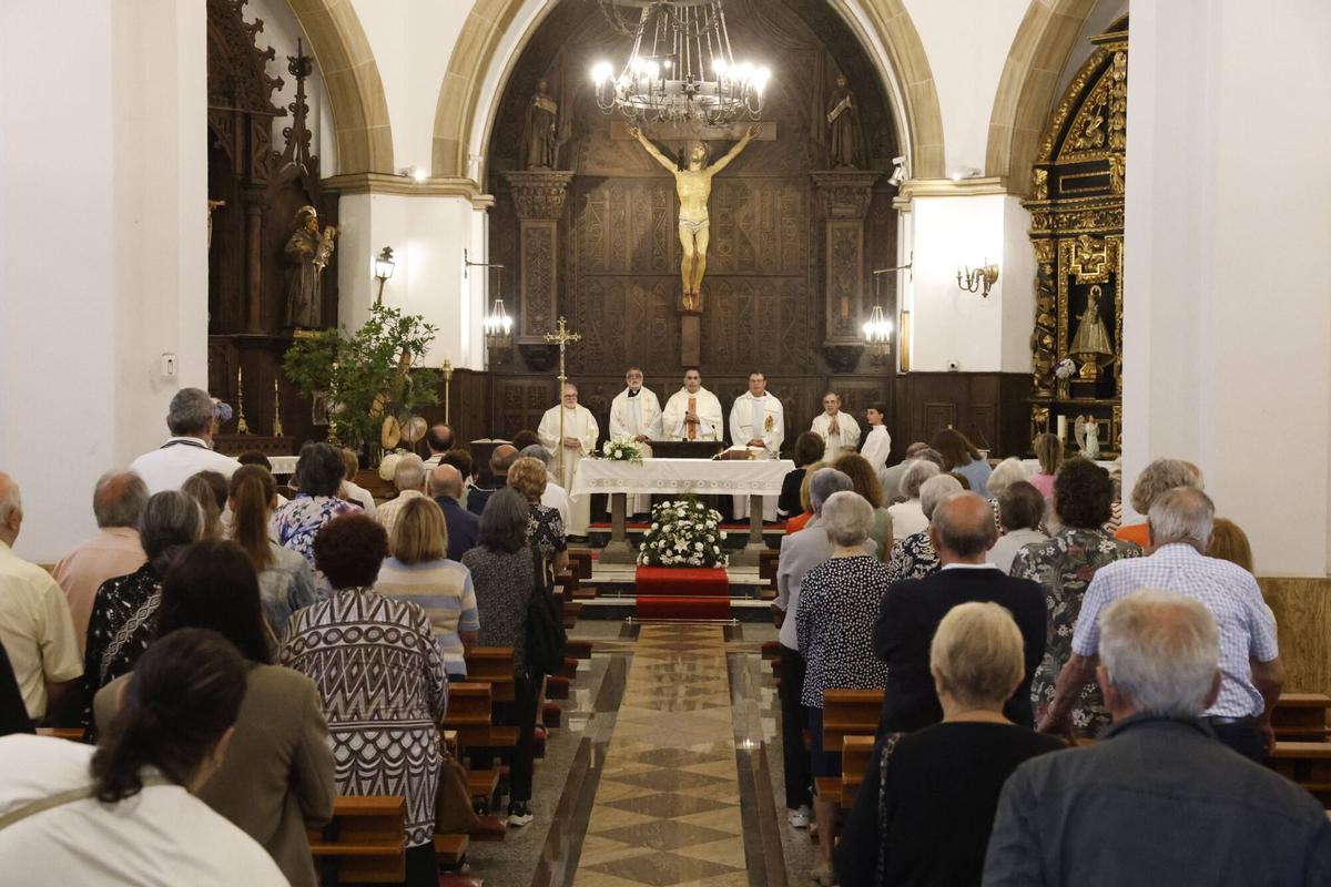 La misa y procesión del barrio de Jove, en imágenes La misa y procesión del barrio de Jove, en imágenes