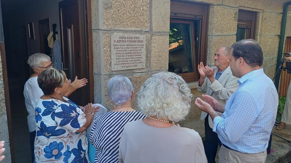 Placa en memoria de Anonio Pousada Pérez.