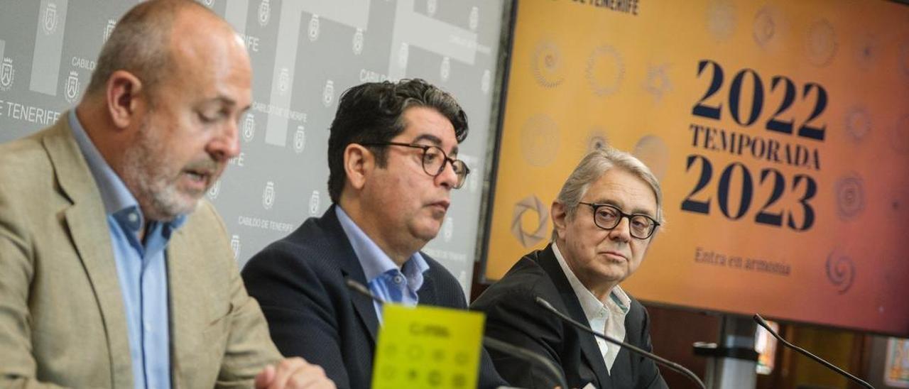 Enrique Arriaga, Pedro Martín y Víctor Pablo Pérez durante la presentación de la nueva temporada de la Sinfónica de Tenerife.