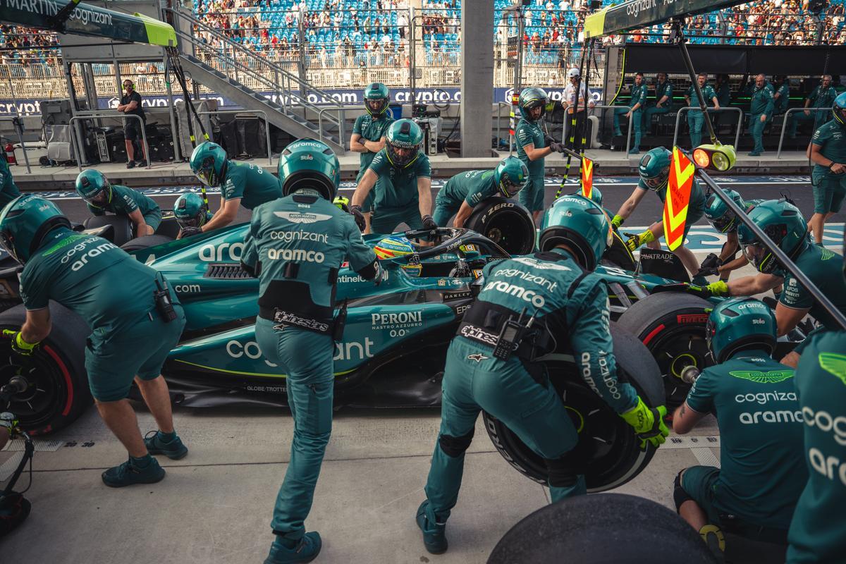 Los mecánicos de Aston Martin cambian los neumáticos a Fernando Alonso