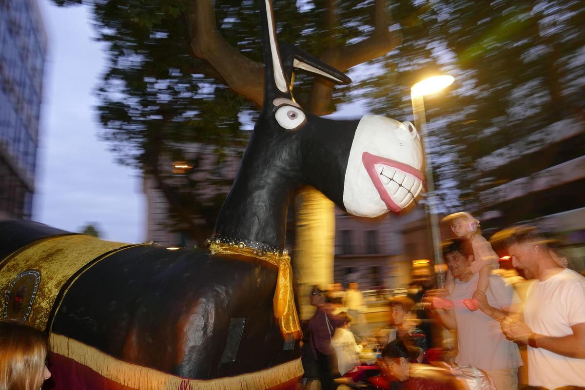 EN IMATGES | La Nit de la Cebeta més multitudinària engresca grans i petits