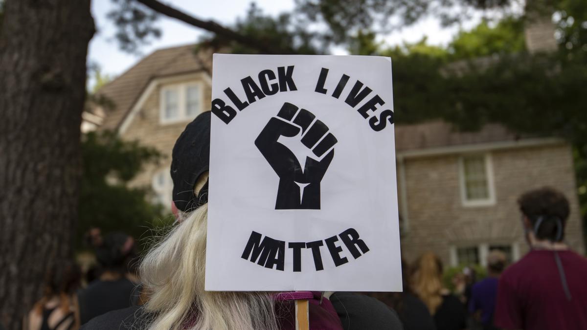 Un cartel de protesta de Black Lives Matter en Kansas, Florida.