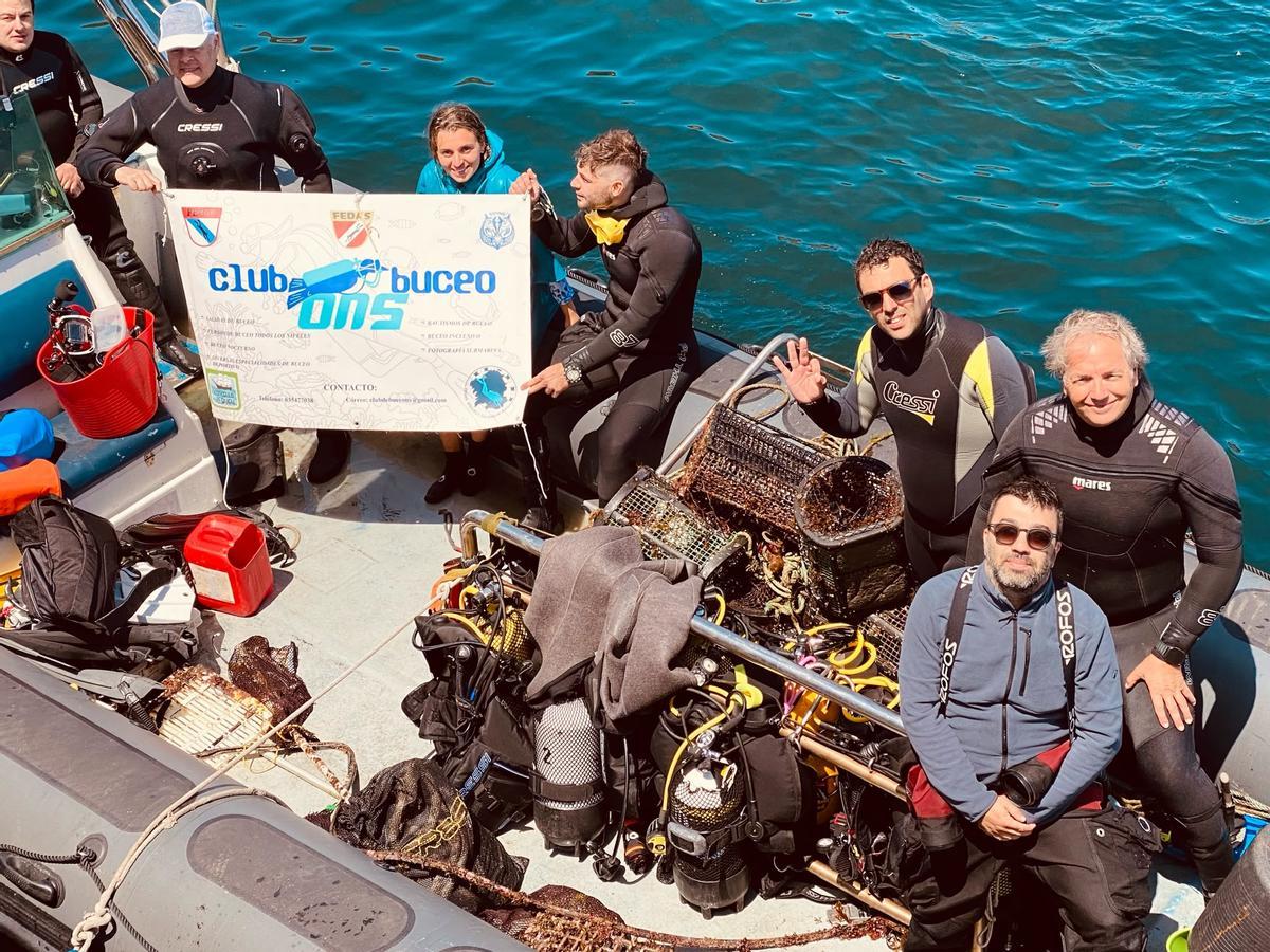 Los voluntarios del Club Buceo Ons, e bordo de la embarcación.