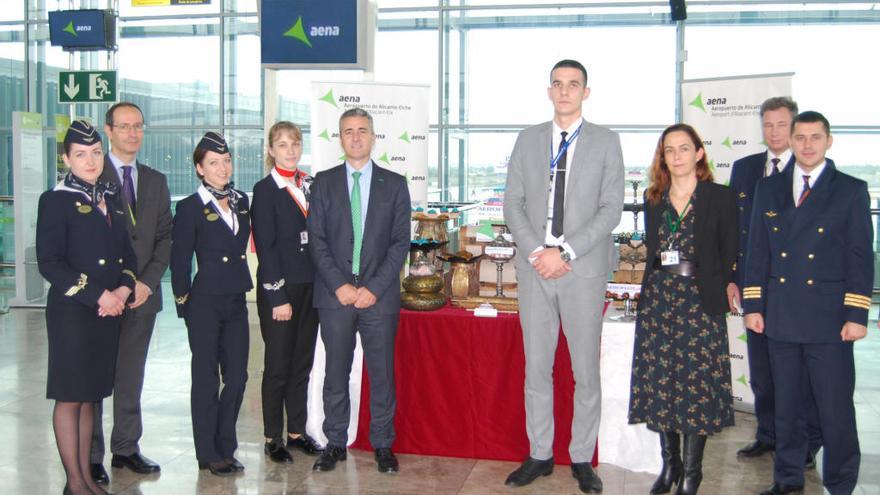 La tripulación de Aeroflot posa junto al director del aeropuerto, Tomás Melgar, y Laura Navarro, jefa de gabinete