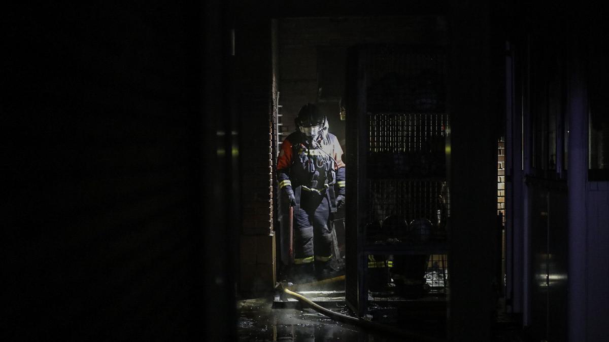 Un bombero en la zona del incendio.